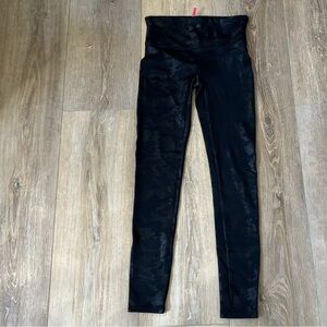 SPANX Women’s Faux Leather Shiny Black Camo LEGGINGS #20185R Size Medium‎